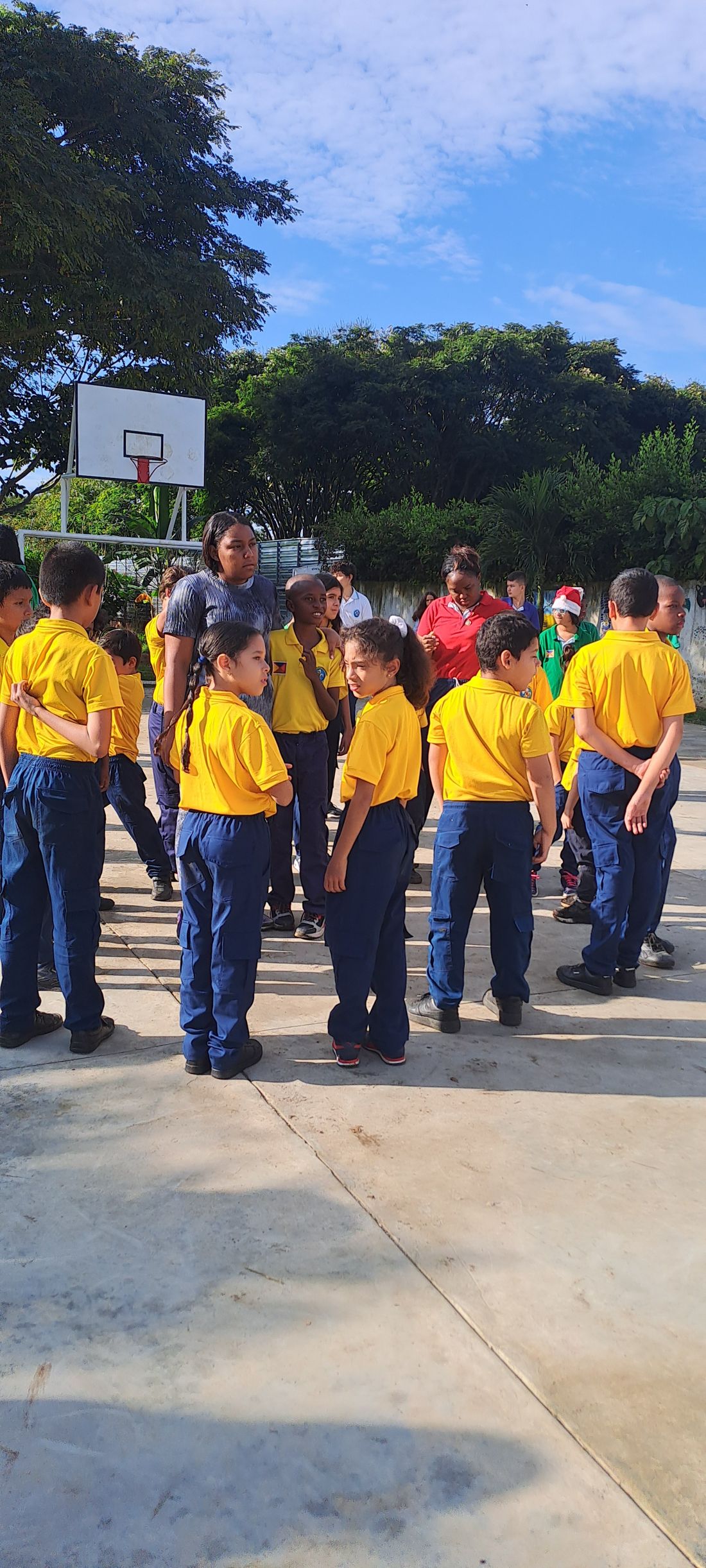 Estudiantes del Colegio Ecológico Scout en la sede campestre